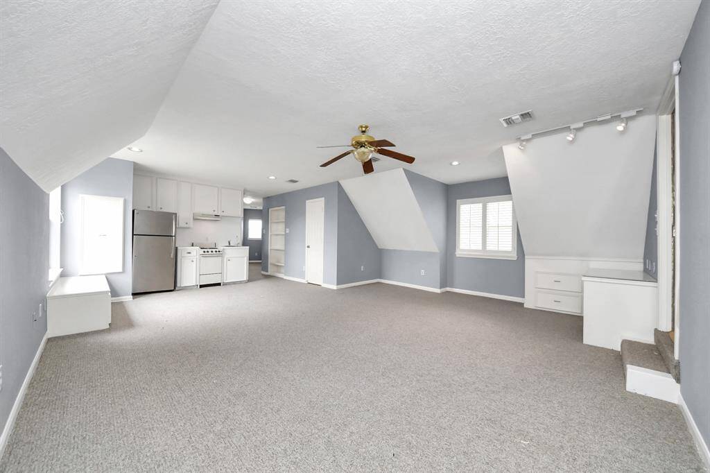 studio apartment over garage with private entrence