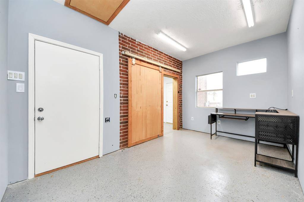 2 additional rooms in garage