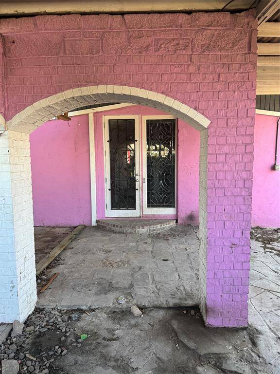 ENTRANCE TO FRONT UNIT