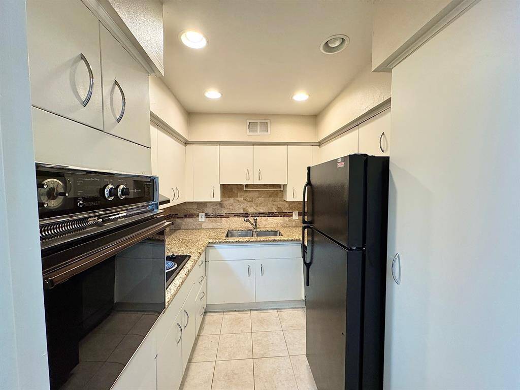 All appliances included. So many cabinets for storage is great!