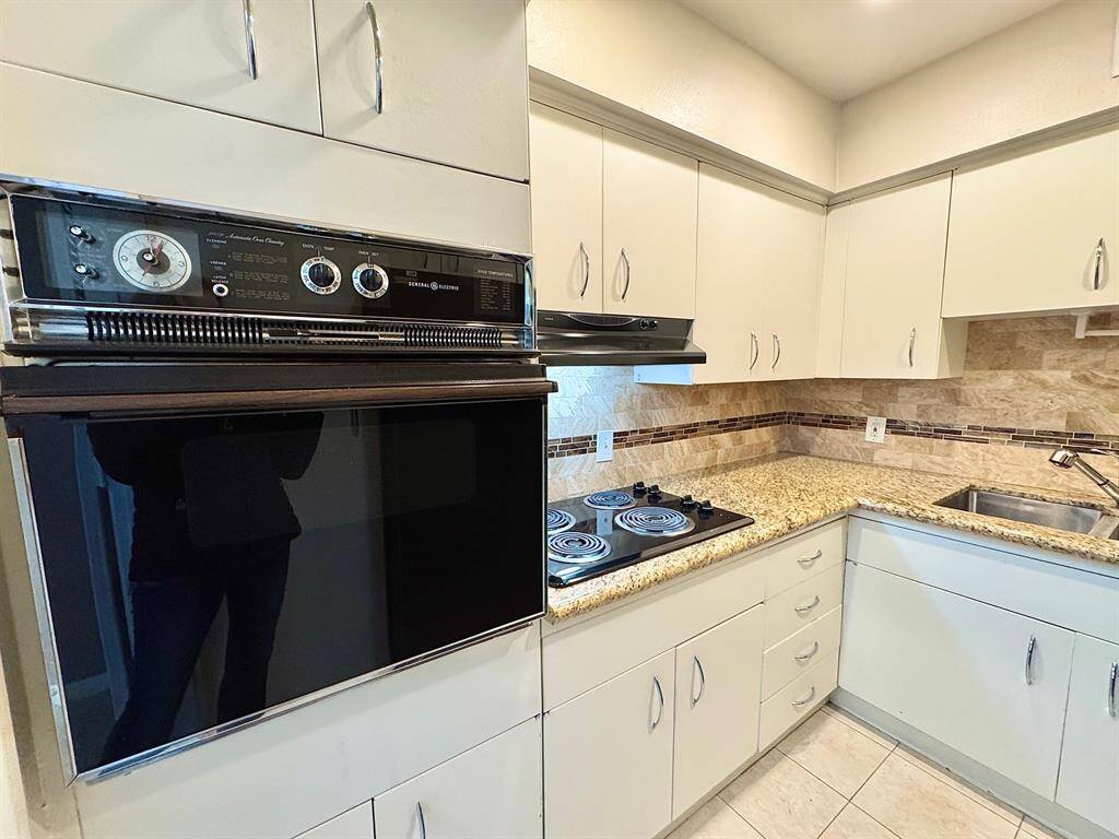 Wall oven is older, but operationally fine!