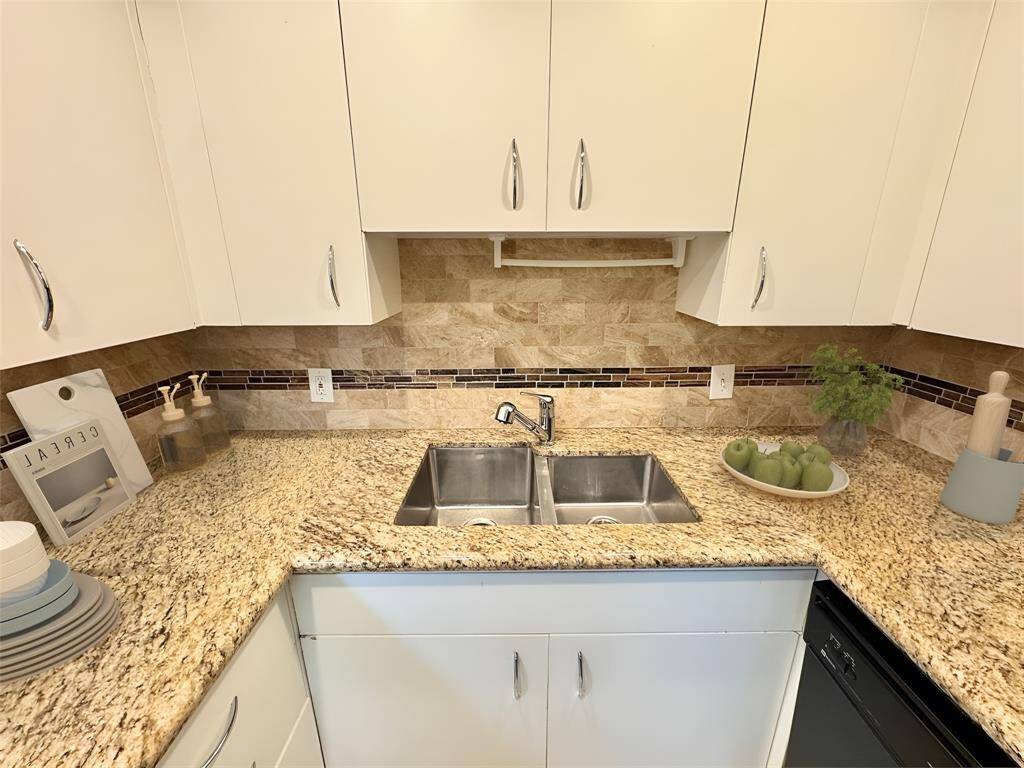 Kitchen with granite and tiled backsplash - virtual staging