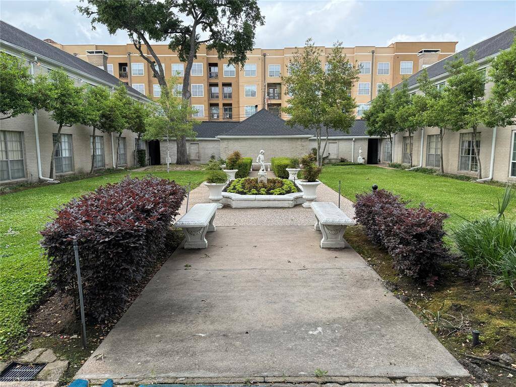 Wonderful courtyard between building wings
