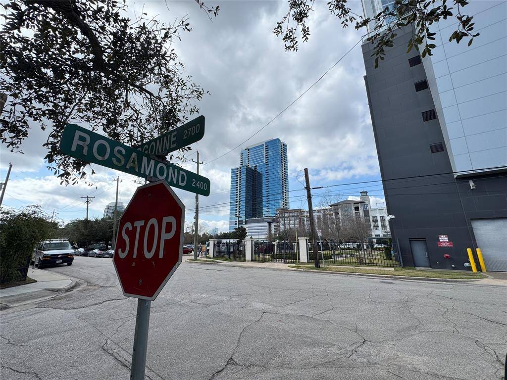 Walking distance to Kirby/Westheimer.