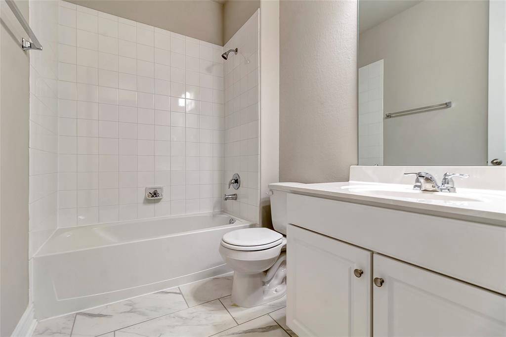 Note: Sample product photo. Actual exterior and interior selections may vary by homesite.