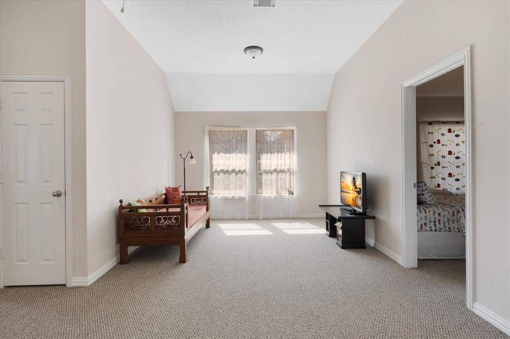 Bonus room/sitting room located in between the secondary bedrooms.