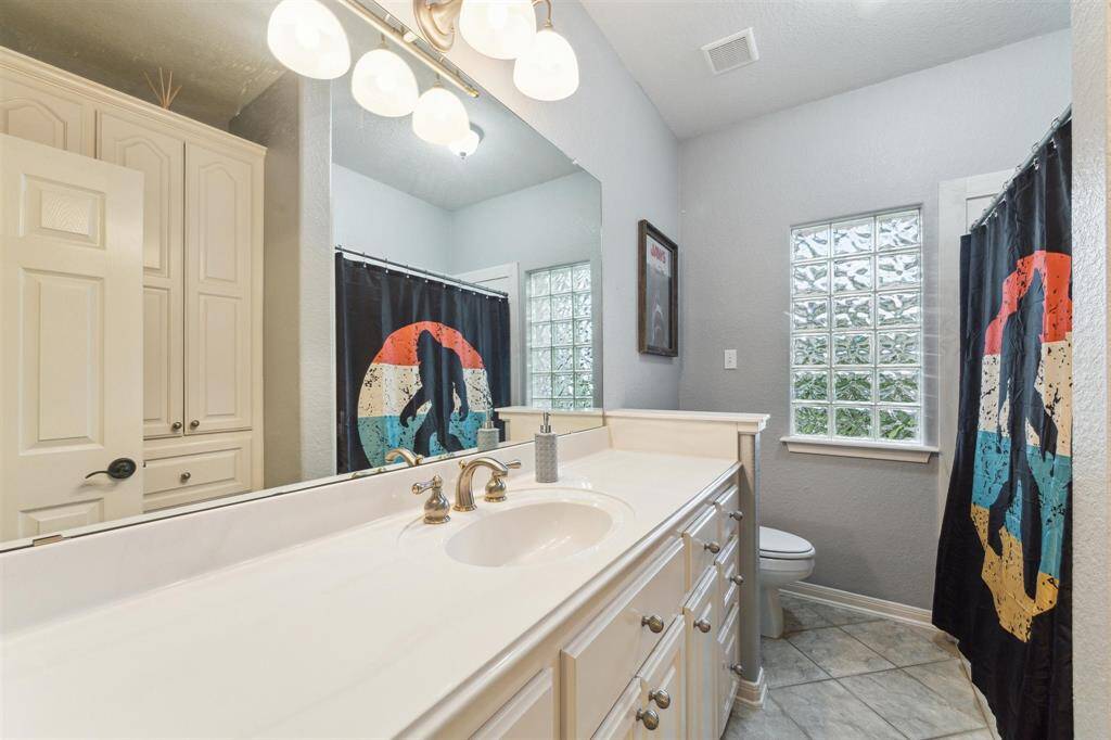 Secondary bathroom.