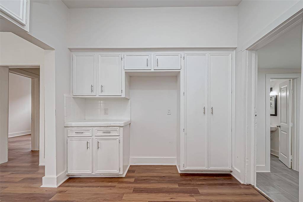 Open doorways on either side of the kitchen enhance accessibility, ensuring smooth movement throughout the space.