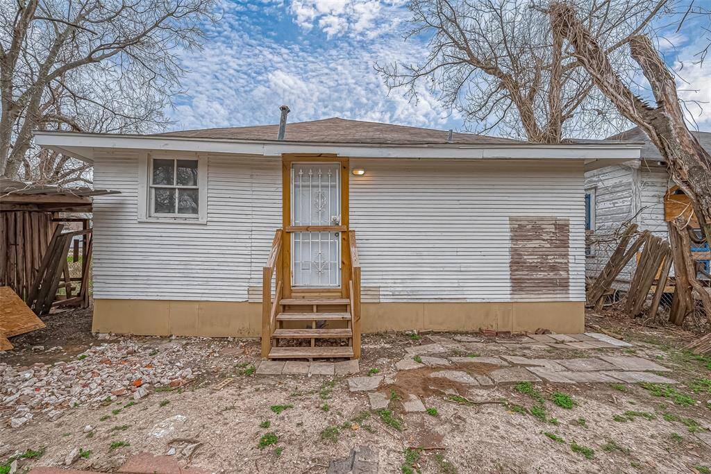 The spacious backyard provides plenty of space to shape into your own vision. Whether for gardening, outdoor gatherings, or additional features, this open area offers endless possibilities.