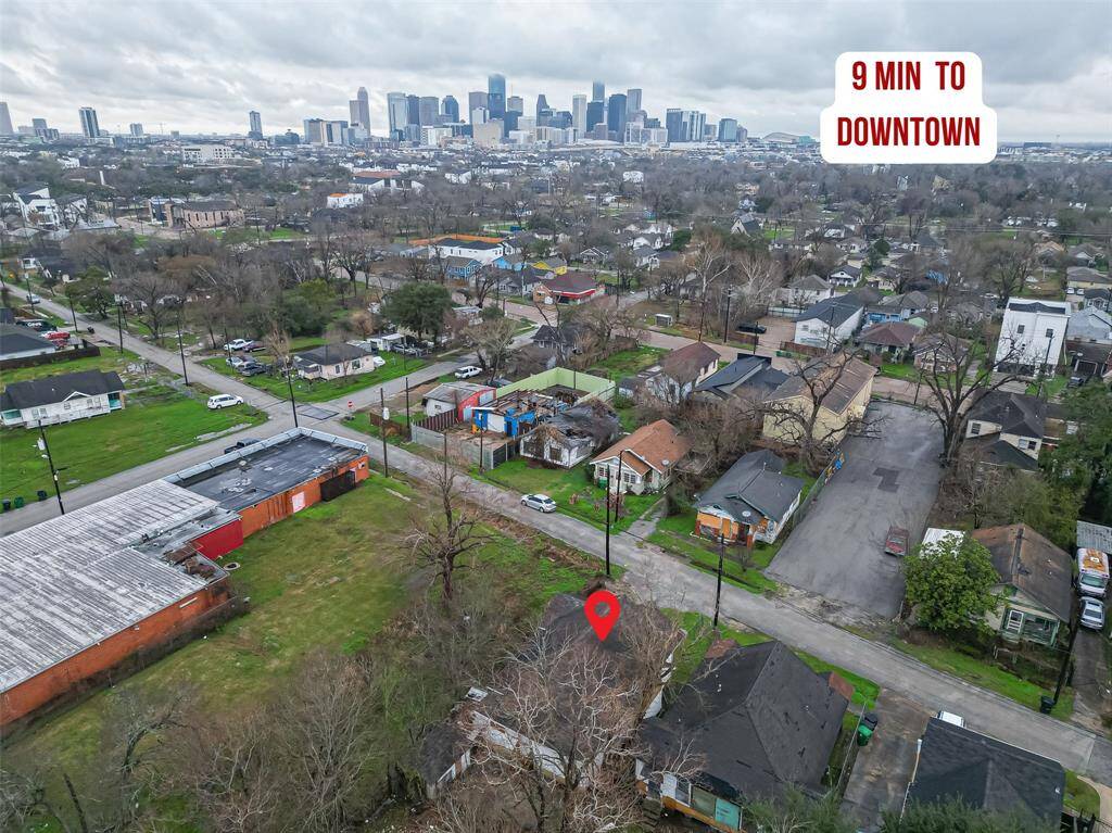 Less than 10 minutes to Downtown