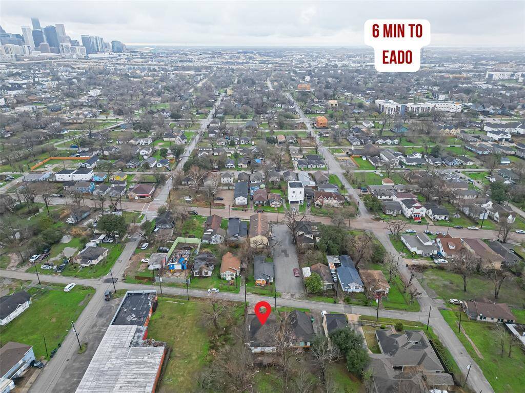 From this angle, the EaDo district is just minutes away, known for its growing nightlife, restaurants, and arts scene.