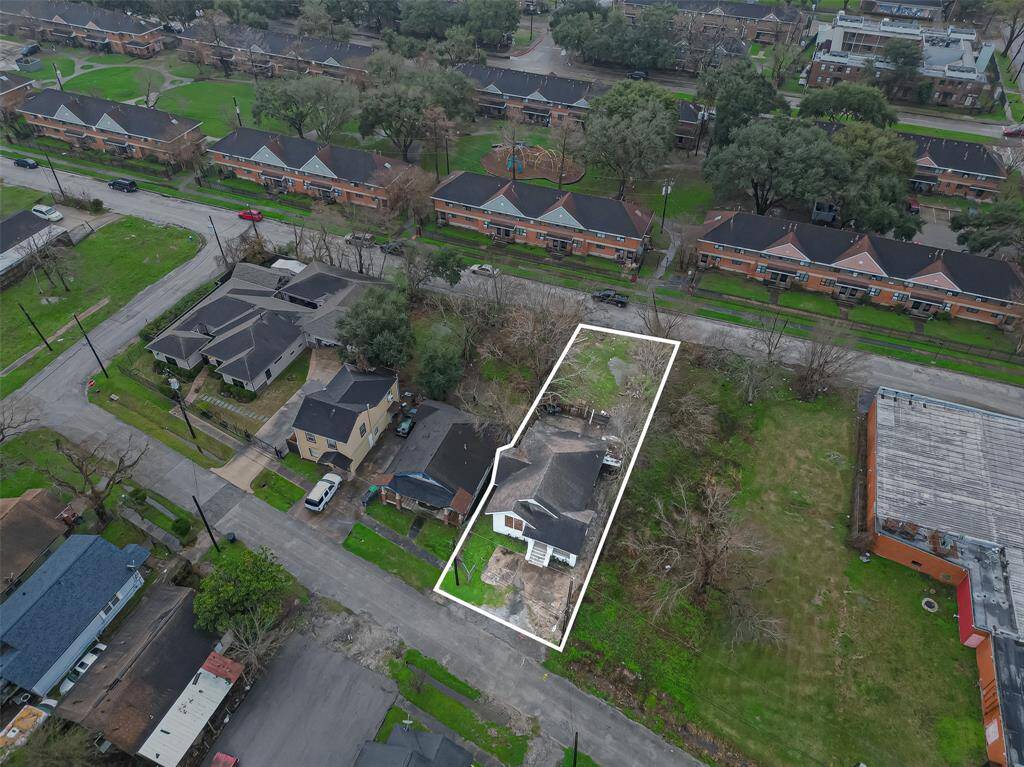 The outlined borders make it easy to visualize the property’s position within the surrounding streetscape. The lot’s shape and size stand out, showing how it fits into the neighborhood’s layout.