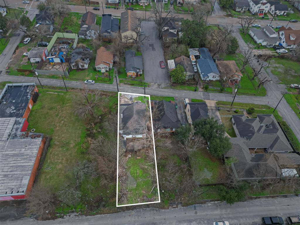 From this angle, the marked borders highlight the full scope of the property in relation to adjacent lots.