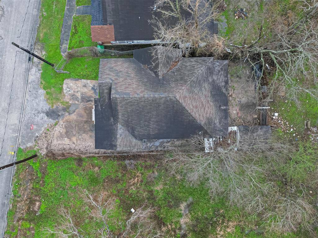 The property’s outline in this image highlights the structure’s orientation on the lot. The balanced layout offers flexibility for outdoor enhancements or creative use of space.