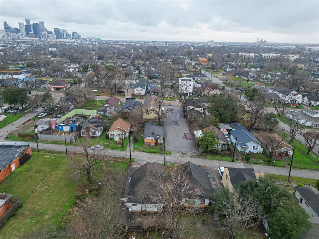 From this height, the property’s placement in a rapidly evolving neighborhood is evident.