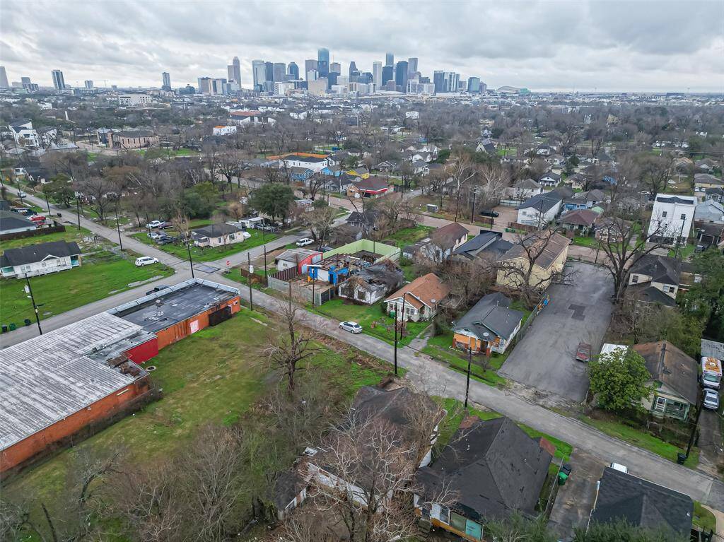 Looking outward, the city skyline rises in the distance, illustrating the property's proximity to Houston’s business and entertainment centers. This central location offers convenience and accessibility to work, school, and leisure destinations.
