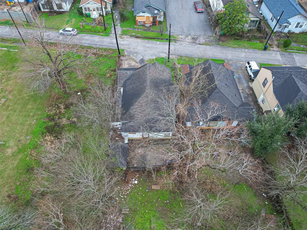This close-up aerial view captures the home and its 5,320 sq. ft. lot. With ample outdoor space, there’s room for expansion, landscaping, or creating a private outdoor retreat.