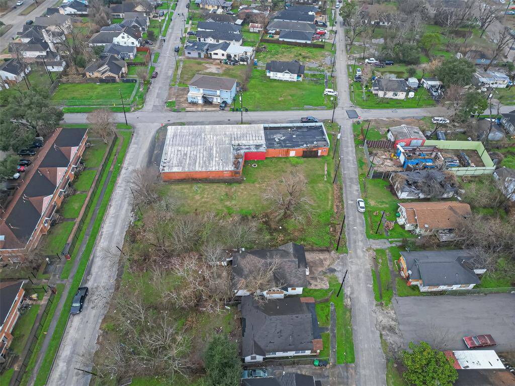 This view captures the immediate surroundings, where a balance of urban convenience and residential character is on display. Side streets provide a sense of community while maintaining easy access to Houston’s major thoroughfares.