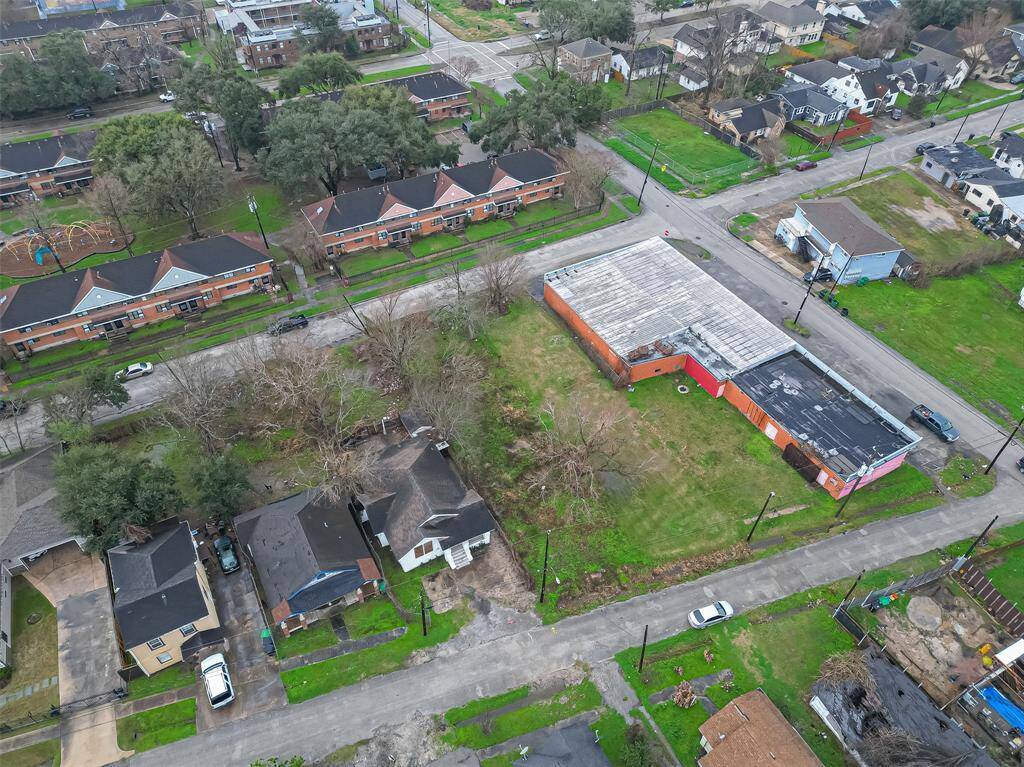 The surrounding area features a blend of residential and commercial spaces, with ongoing revitalization attracting investment and new opportunities. The property sits in a neighborhood that continues to evolve.