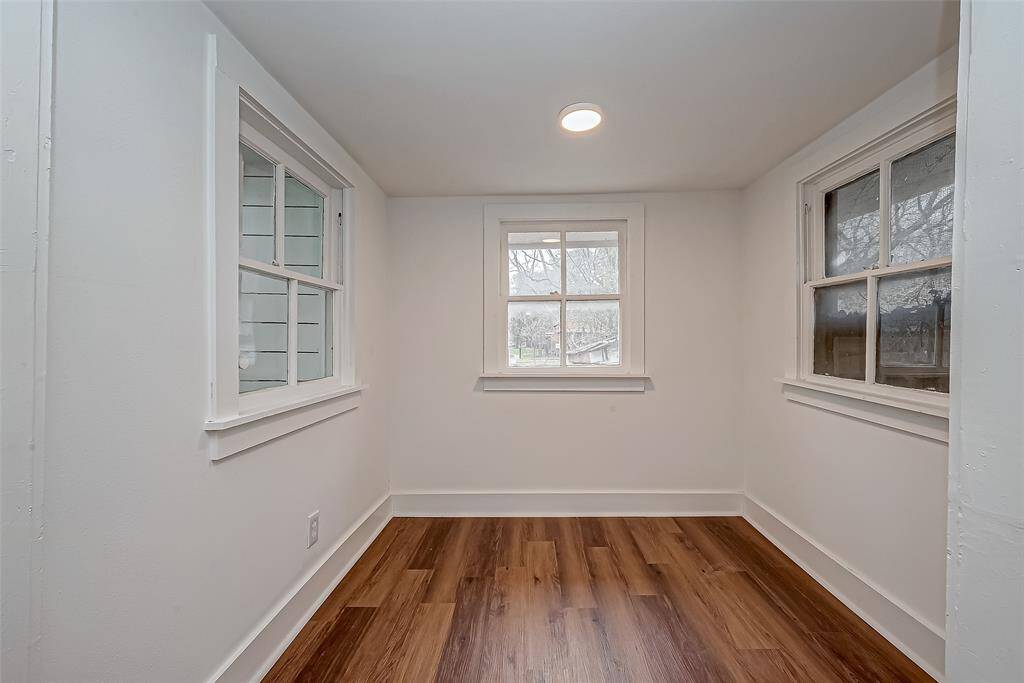 Nestled within the kitchen, the breakfast area is a bright and welcoming space. Large windows on multiple sides flood the room with natural light, making it a pleasant spot to enjoy morning coffee or casual meals. Its compact design makes the most of its footprint.