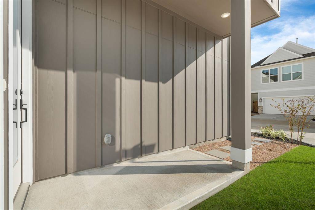 Front porch/entrance