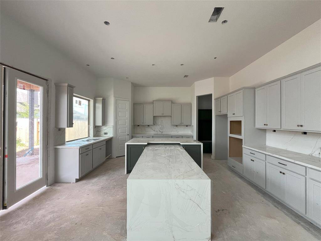 Gourmet Kitchen with built in Breakfast Bar