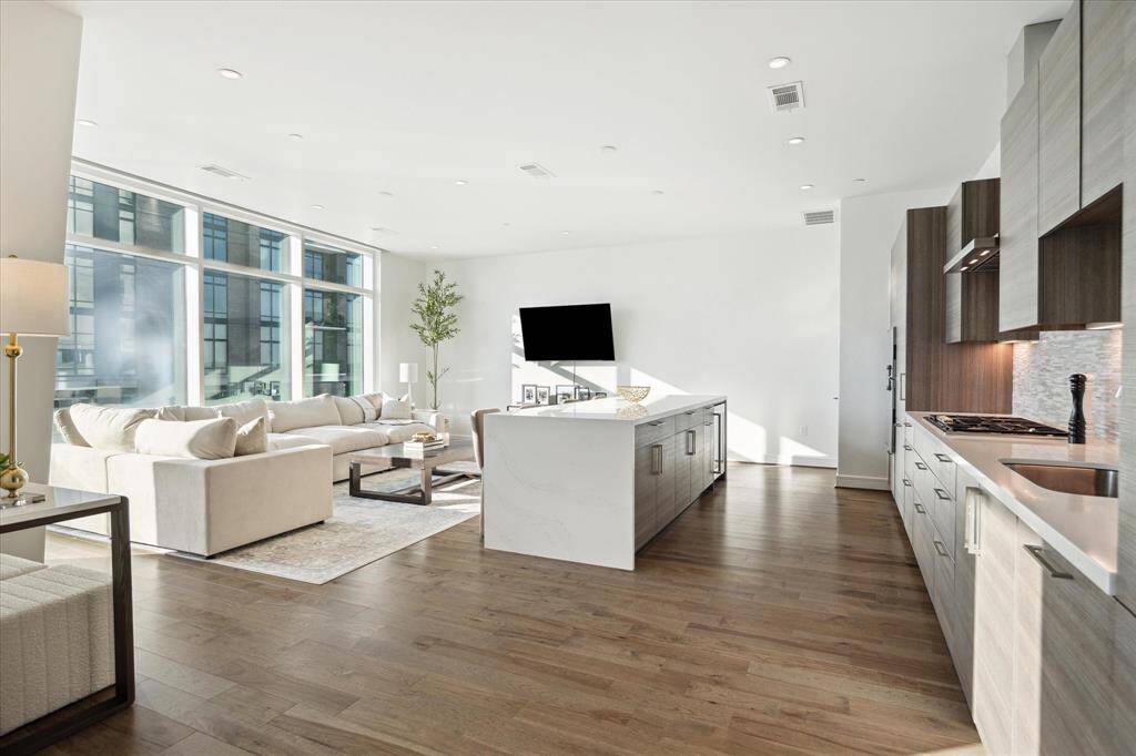Located on the 10th floor of the Arabella, this 2 bedroom unit encompasses modern luxury and has a fantastic floorplan.