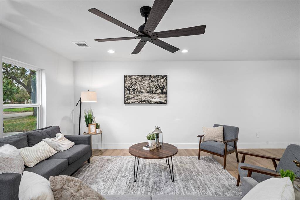Light and Bright Living room!