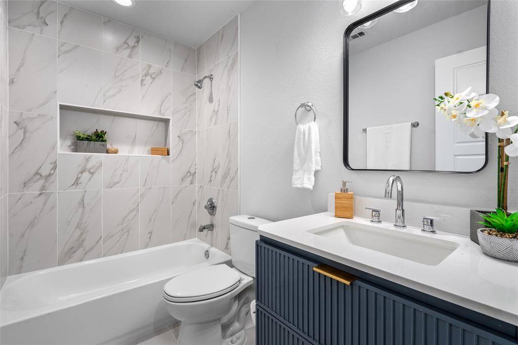 Shared bathroom for other 2 bedrooms