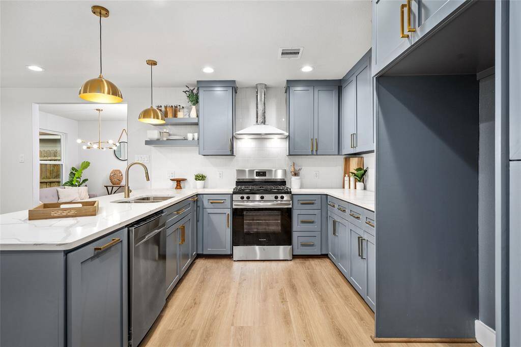 Custom Kitchen cabinets, with Tons of storage !