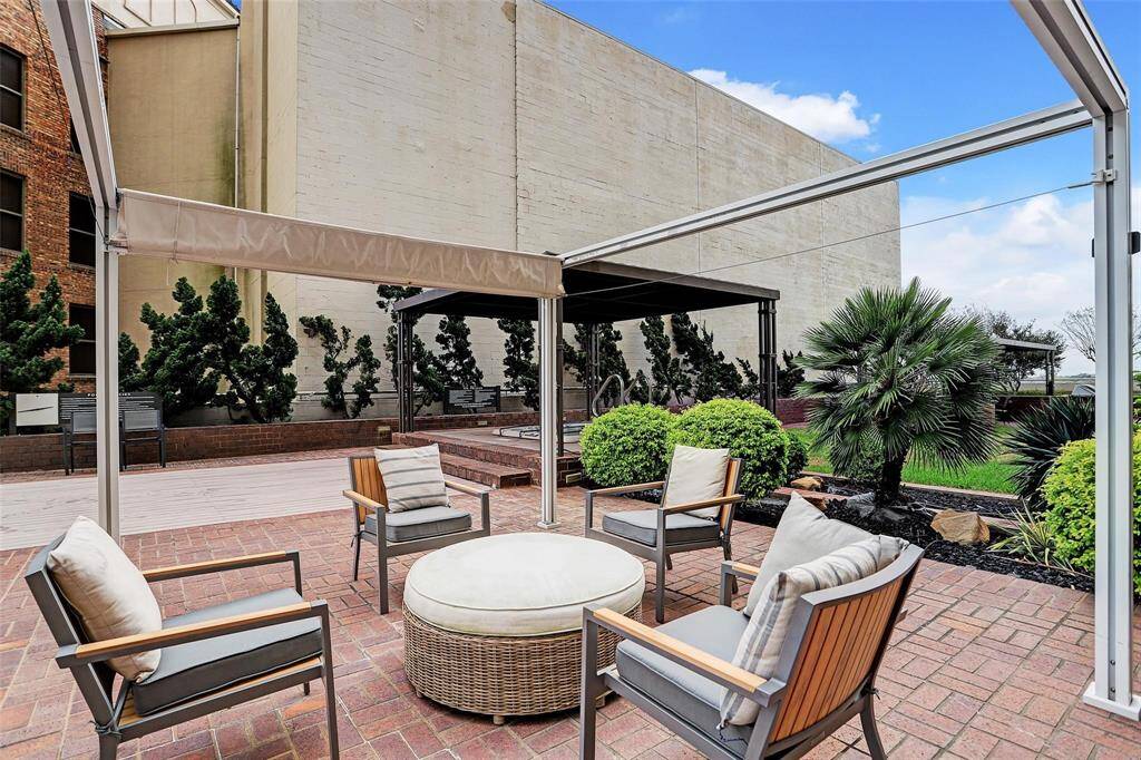 OUTDOOR SEATING