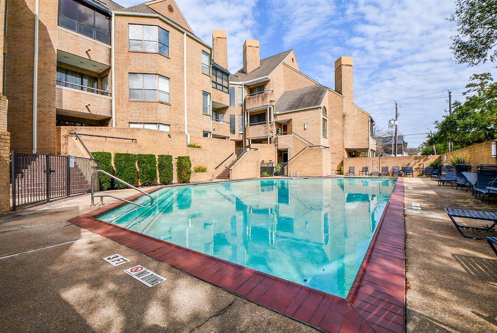 Morning coffee, favorite sandwich and salad lunches, evening cocktails at twilight? Think of your generous balcony retreat as your private outdoor cafe!