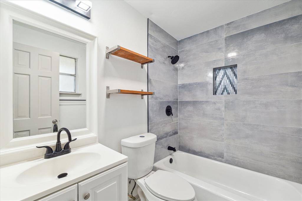 En suite bathroom on primary bedroom