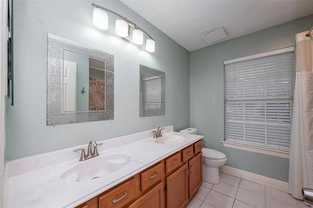 Upstairs Main Bath