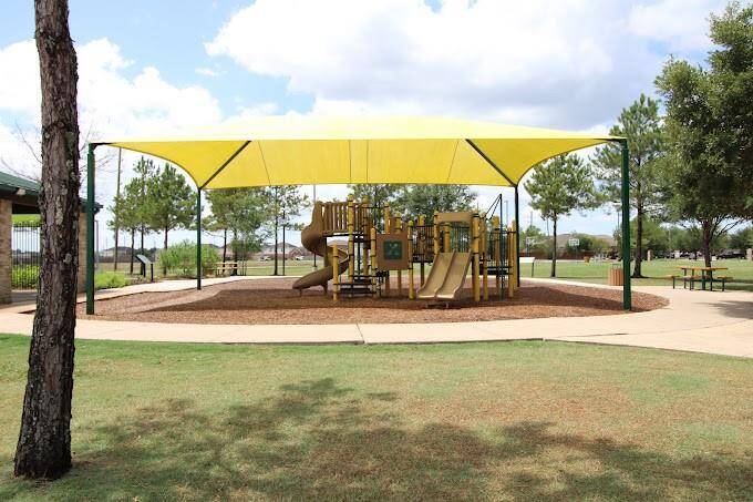Southern Colony Park is a short two-minute walk away!