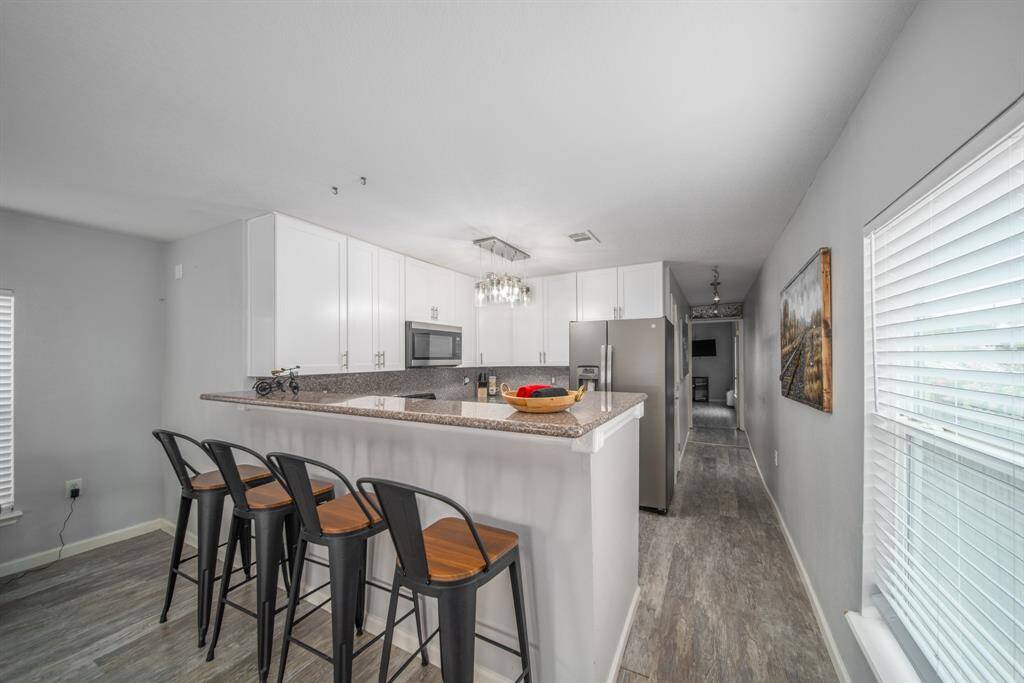 A small dining area joins the space at the breakfast bar for more casual seating.