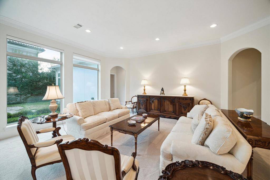The sizeable Living Room area allows for a number of furniture arrangements - depending on the needs and wants of the owner!  Such a flexible space!
