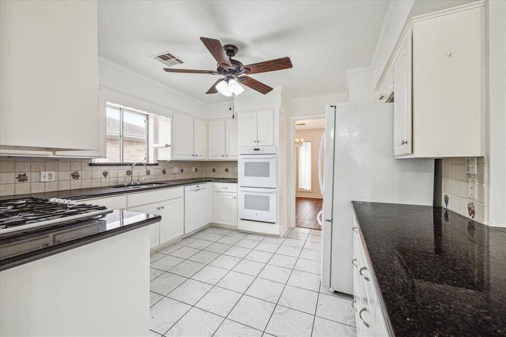 Your chef will love the Gas range and double ovens