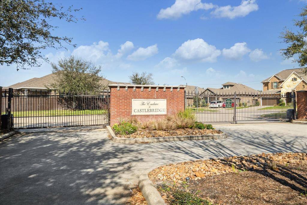 The Enclave at Castlebridge is a beautiful and quiet gated community; a rare find so close to Beltway 8 and 290!