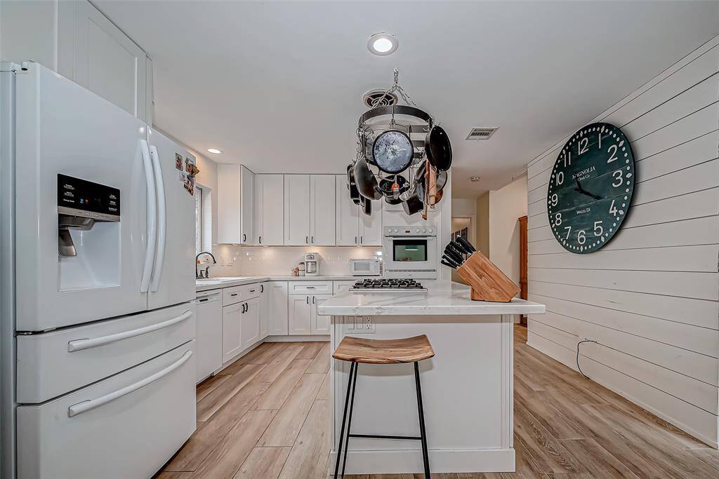Kitchen island with small breakfast bar