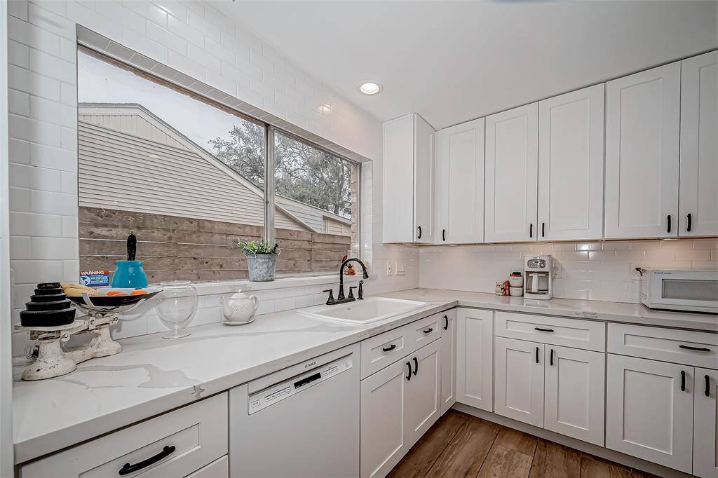 Kitchen with porcelain one bowl sink