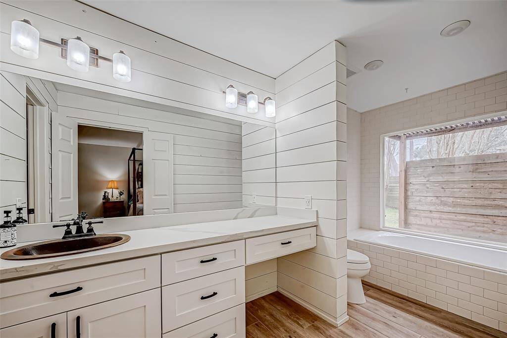 Primary bath with combo tub/shower