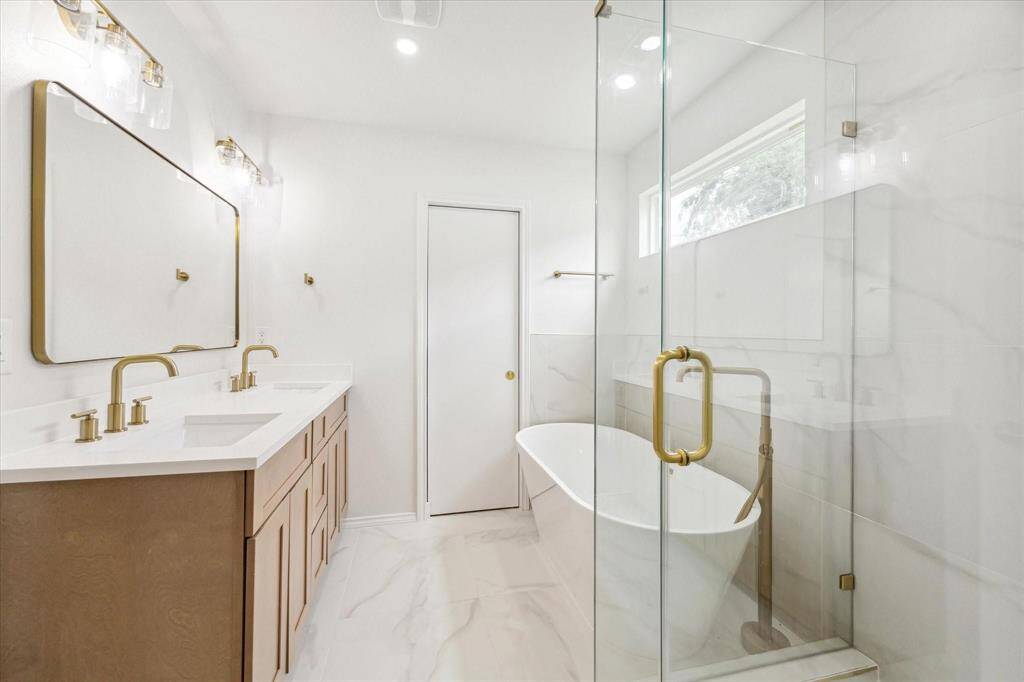 Alternate view of primary bath