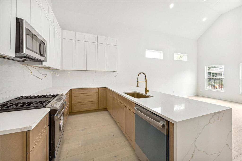 Stylish soft close cabinets with beautiful quartz counters