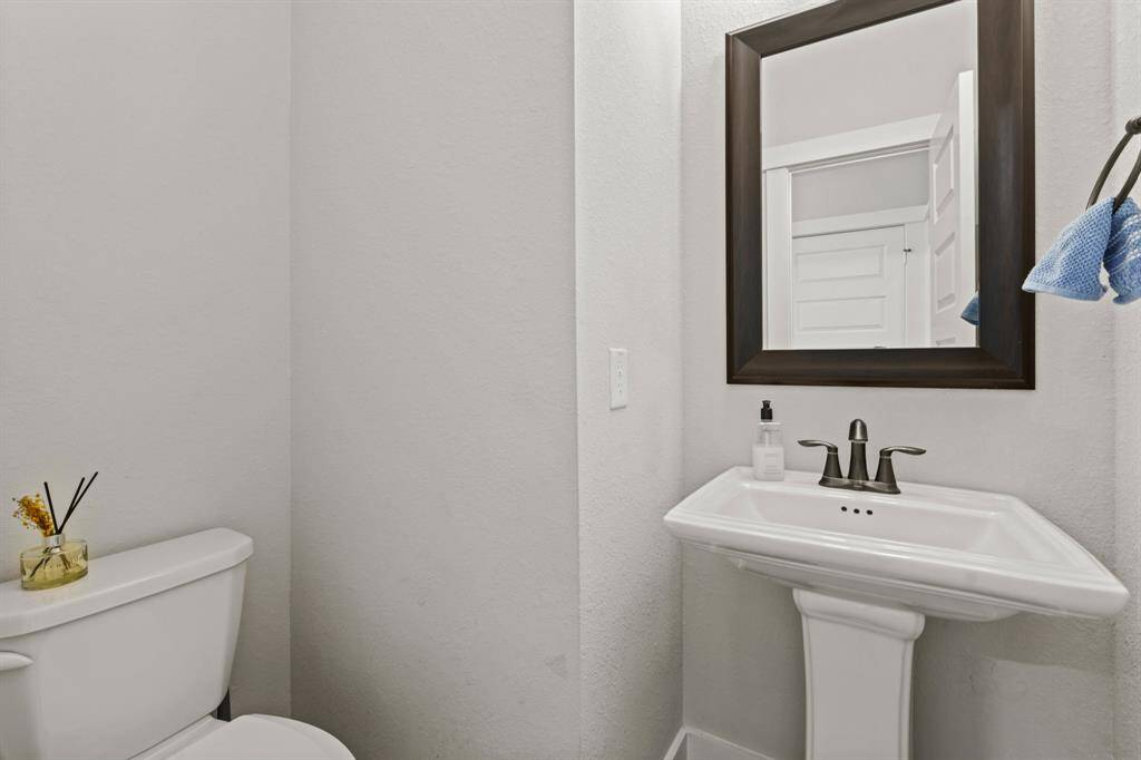 Second floor - Half-bath