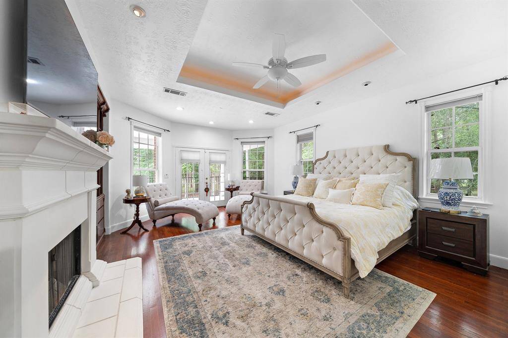 **Spacious bedroom with multiple windows and a cozy atmosphere.**