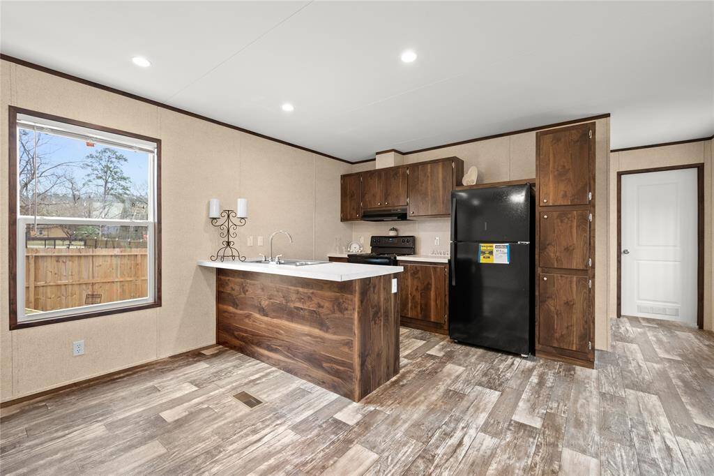 Kitchen with Bar Island