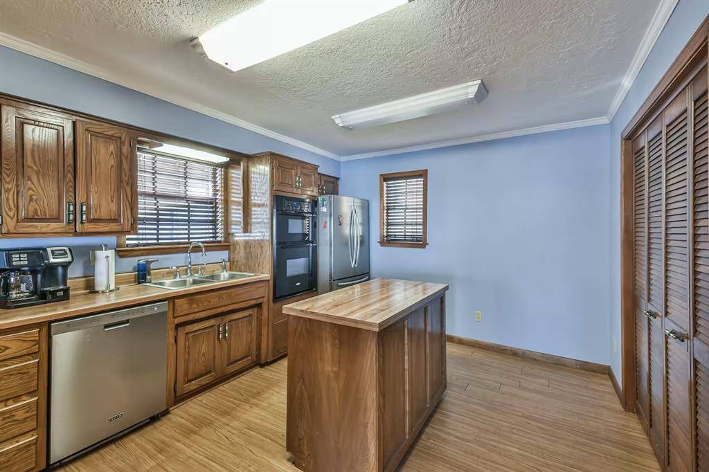 Large island and plenty of pantry space.