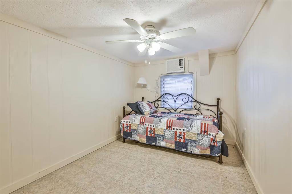 Level 1 - bedroom - with trundle twin sleeps 2