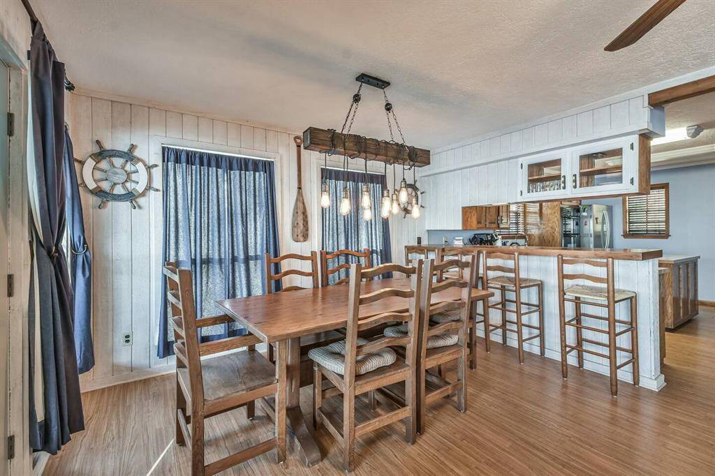 Excellent dining area plus breakfast bar. Enjoy the views while you eat.